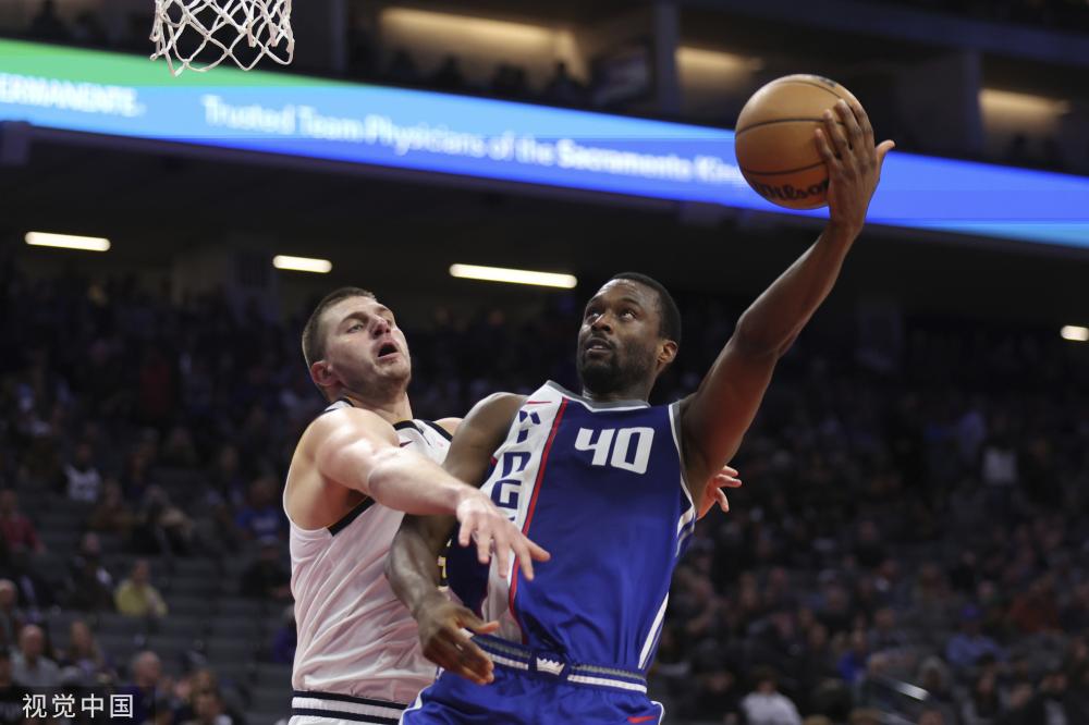 两者之间的 两者之间的